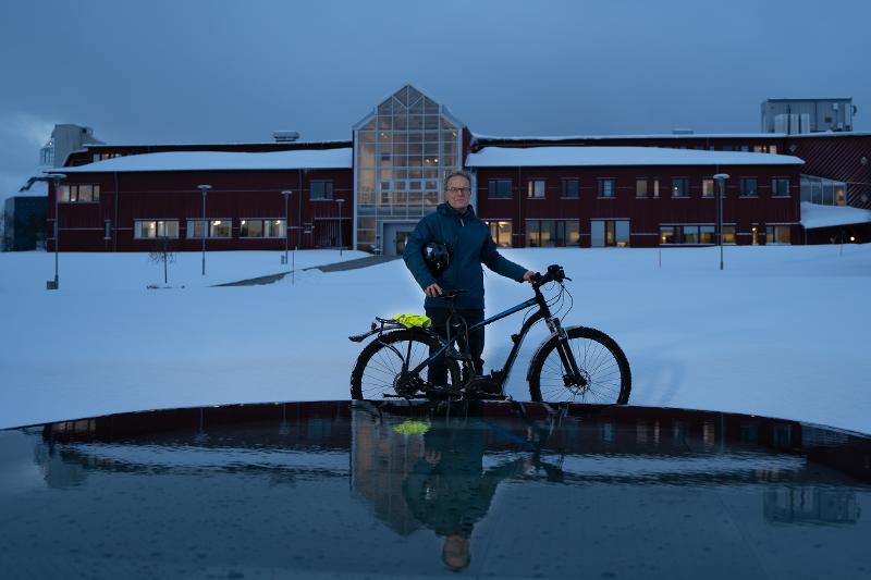 Sykler til jobb året rundt: Tore Henriksen prøver å 